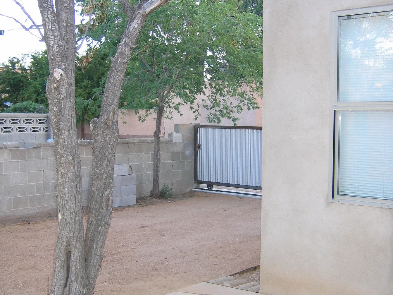 2bed 1bath house available for rent