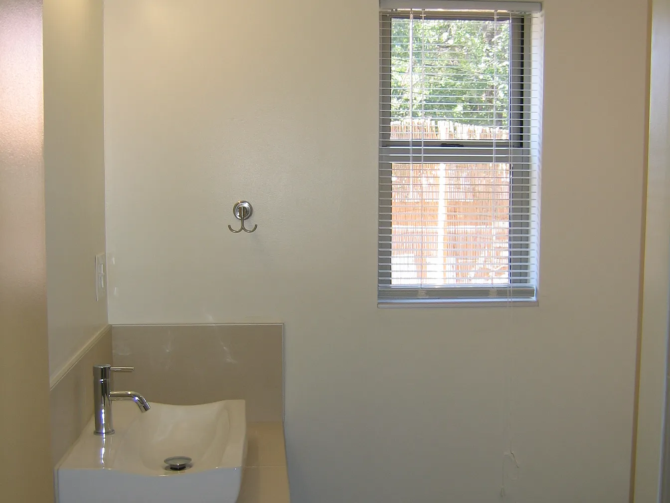 2bed 1bath house available for rent